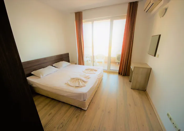 Menada Zornitsa ساني بيتش